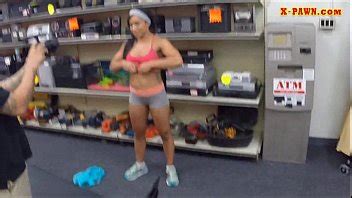 Chica musculosa posa desnuda y golpeada por el peón XVIDEOS
