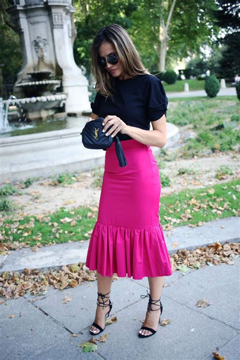 Falda Fucsia Combinada Con Sandalias Negras De Tiras Moda Faldas