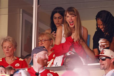 Erin Andrews Reacts To Taylor Swift Wearing Her Jacket At Chiefs Game The Spun