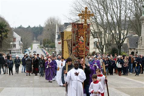 Pèlerinage du doyenné d Auray et bénédiction des statues de sainte Anne