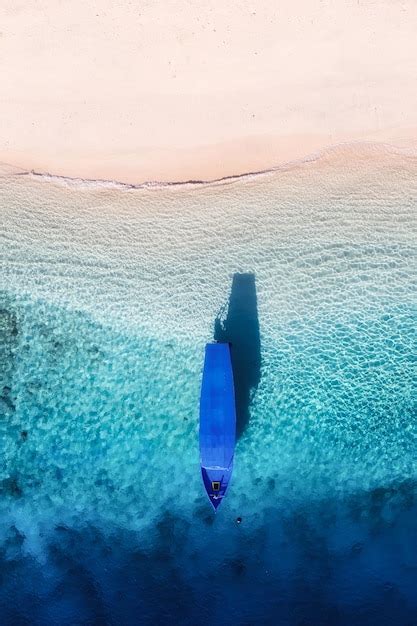 Barco Cerca De La Playa Paisaje Marino De Drone Fondo De Agua Azul