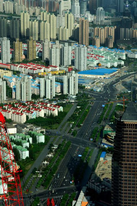 无人家高楼大厦竖图俯视航拍室外白天度假美景城市风光标志建筑城市大厦道路地标建筑路摩天大楼公路汽车上海