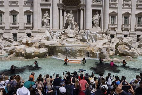 Romes Trevi Fountain Dyed Black In Latest Climate Action