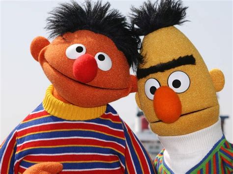 Ernie Und Bert Im Museum Hamburg Feiert Jahre Sesamstra E Sn At