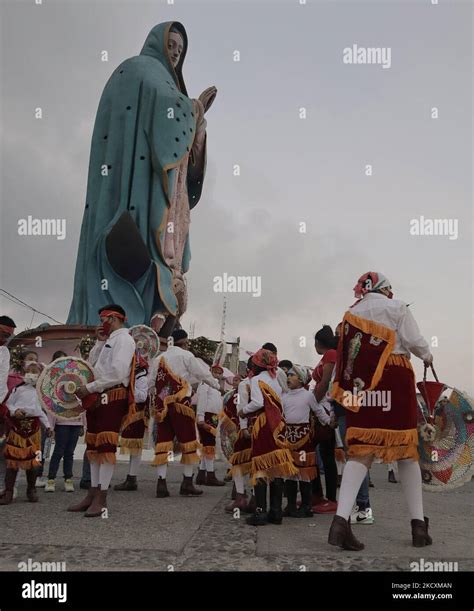 T Nzer Und Pilger Auf Dem Platz Der Monumental Virgen De Guadalupe In