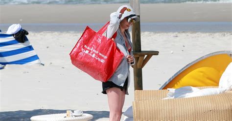 Dygant Przy Apana Na Pla Y Tak Prezentuje Si W Bikini