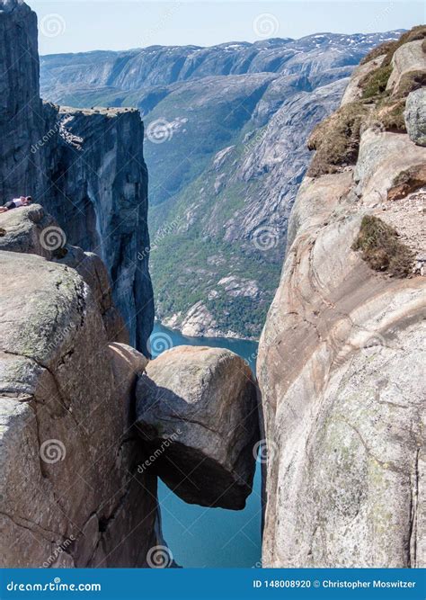 Norge Kjerag Som H Nger Ovanf R Fjorden Arkivfoto Bild Av Norrman