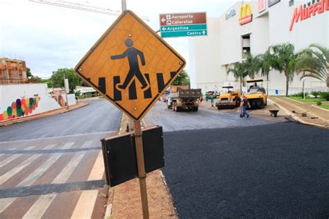 Faixa de pedestre elevada começa a ser instalada na Costa e Silva