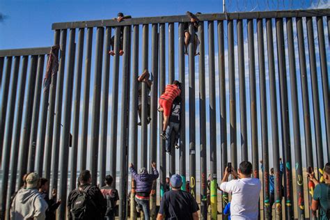 Migrantes Escalan Muro En Noroeste De M Xico Y Cruzan Ilegalmente A Ee