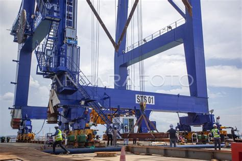 CRANE BARU PELABUHAN PETIKEMAS BATU AMPAR ANTARA Foto