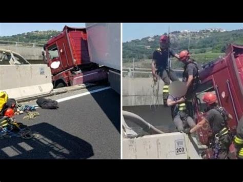 Camion Sfonda Il Guard Rail E Resta In Bilico Sul Viadotto Il