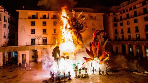 Alicante Dice Adiós A Las Hogueras Con Un Cremà De Lleno Hasta La Bandera