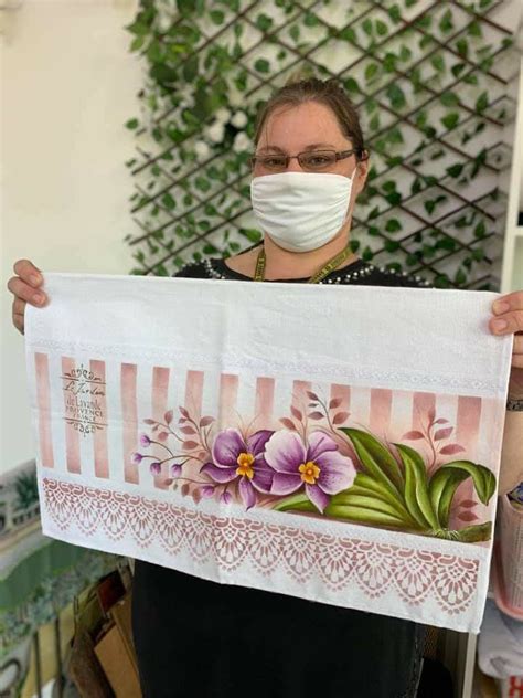 Pin De Joelma Duarte Em Pintura Em Tecido De Flores Toalhas De Banho