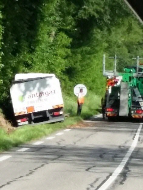 Un camion au fossé