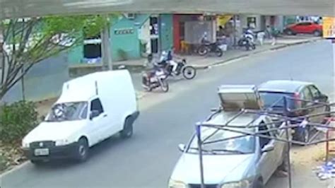 Vídeo Homem é baleado enquanto pilotava moto em avenida da Zona Leste