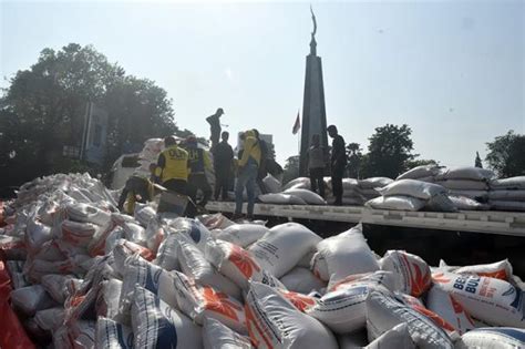 Truk Kelebihan Muatan Ratusan Karung Beras Bulog Tumpah Ke Jalanan Di