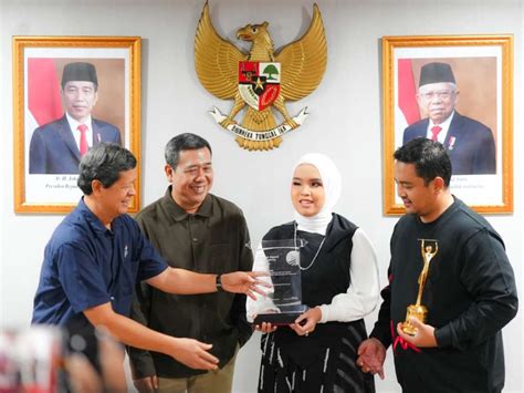 Putri Ariani Terima Penghargaan Inspiring Artist AMI Awards 2023