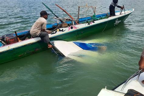 Speedboat Yang Ditumpangi Orang Tenggelam Dihantam Gelombang Di