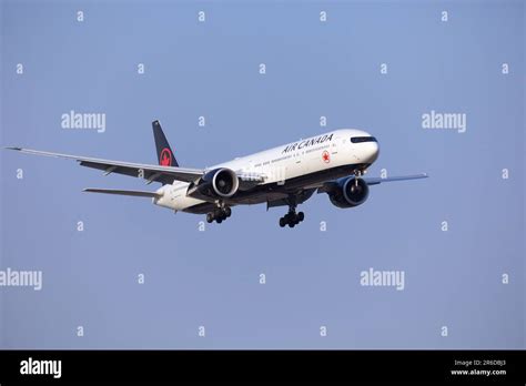 Air Canada Boeing 777 300er C Fitu Landing At Pearson Airport