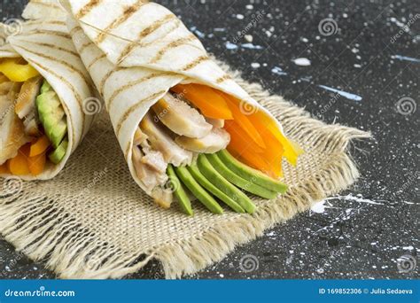 Burrito Z Grillowanym Kurczakiem I Warzywami Zdjęcie Stock Obraz