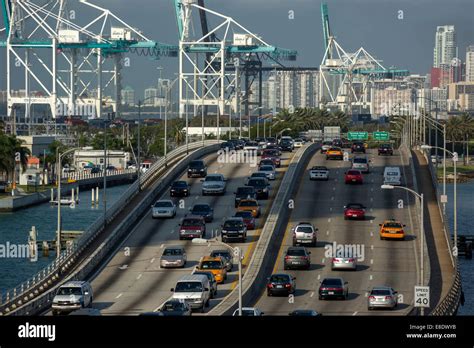 HIGHWAY TRAFFIC MACARTHUR CAUSEWAY PORT OF MIAMI FLORIDA USA Stock ...