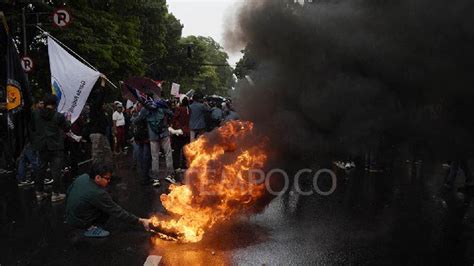 Demo Indonesia Gelap Mahasiswa Bakar Ban Dan Tuntut Ruu Polri