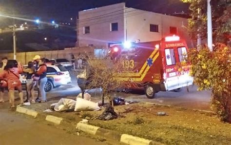 Dois homens morrem após moto bater em muro no bairro Recreio dos