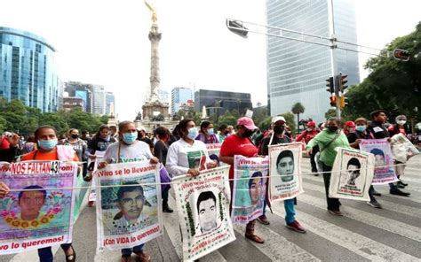 Caso Ayotzinapa Familias De Los 43 Normalistas Marchan En Paseo De La