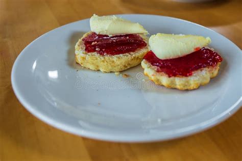 Pasteles De Cornualles Tradicionales Scones Con La Mermelada De Fresa