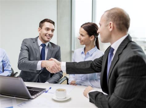 Zwei Gesch Ftsleute Sch Tteln H Ndeimt Im B Ro Stock Photo