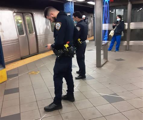 Hombre empujó a su ex novia a los rieles del Metro en Nueva York