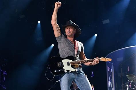 Tim McGraw to Perform on Grammy Christmas Special