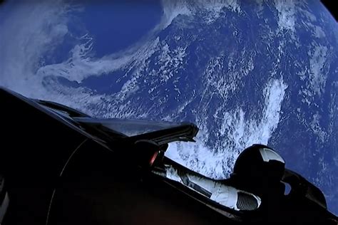 SpaceX beams live feed from its spacefaring Tesla Roadster