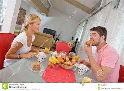 La Familia Desayuna Sano En Casa Imagen De Archivo Imagen De Pares