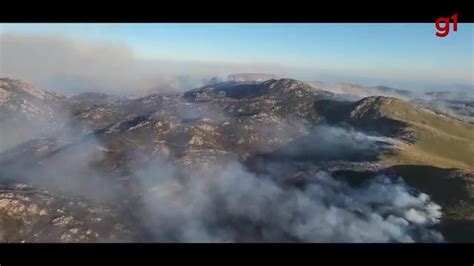 Vídeo Helicóptero dos bombeiros sobrevoa incêndio no Morro do Quiriri