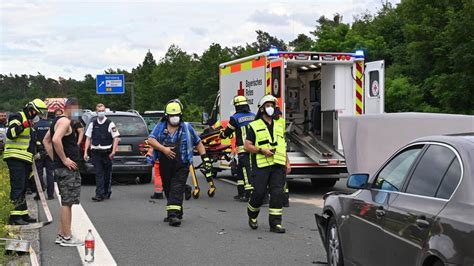 Schwerer Unfall Auf A3 Vier Fahrzeuge Prallen Aufeinander