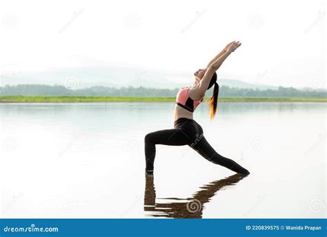 Yoga Le Donne Che Praticano Lo Stile Di Vita E Posano Per Una Vita Sana