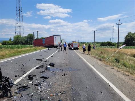 Accident între un autoturism şi un TIR pe DN 6 în Caraș Severin