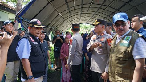 Didampingi Pj Bupati Sidrap Pj Gubernur Sulsel Serahkan Bantuan Korban