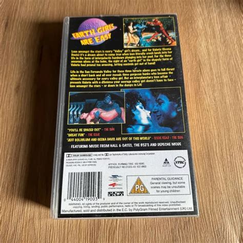 EARTH GIRLS ARE Easy Jim Carrey Jeff Goldblum VHS Video Tape Cassette