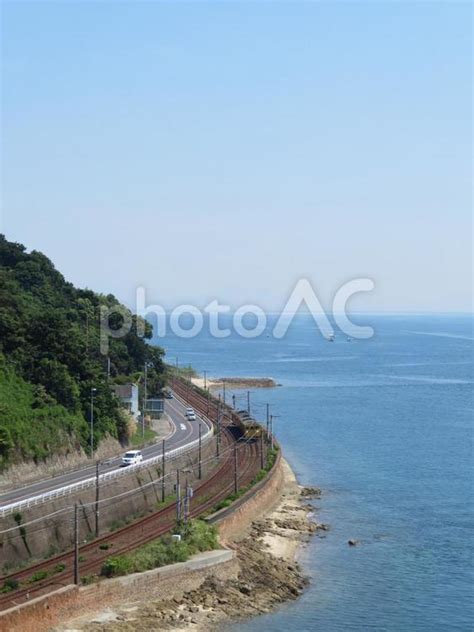 海岸線を走る電車 No 615968｜写真素材なら「写真ac」無料（フリー）ダウンロードok