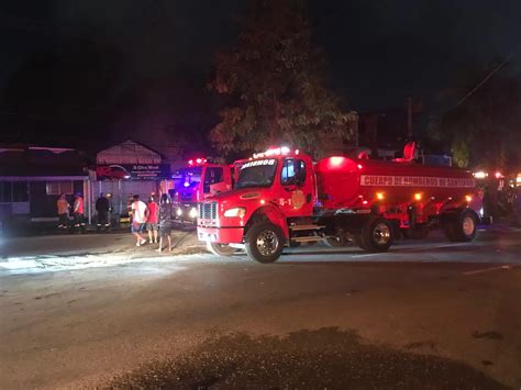 Incendio Consume Dos Locales Comerciales En Santiago