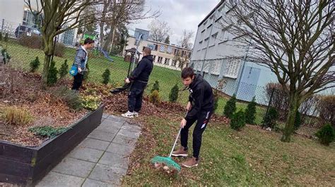 Wiosenne porządki na naszym patio ZSS nr 23 w Częstochowie