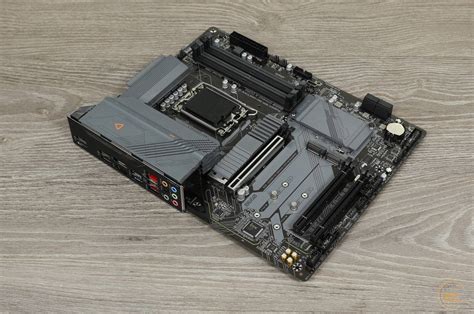 Огляд материнської плати GIGABYTE B660 GAMING X DDR4 економимо на пам