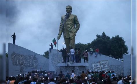 Bangladeshi Protesters Vandalise Sheikh Mujibur Rahman's Statue