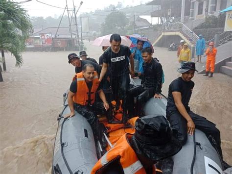 Brimob Sulut Kerahkan Tim SAR Ke Lokasi Banjir Manado DetikManado