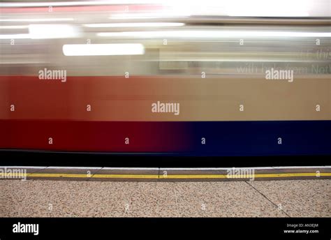 London Underground Tube Train Entering Marylebone Station London Stock