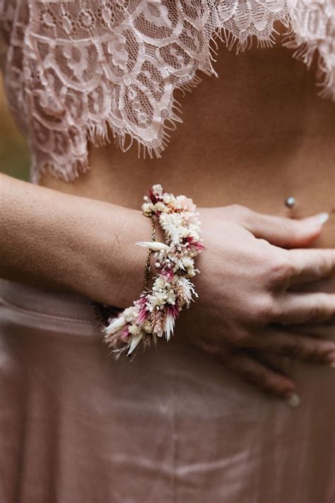 Blumenarmband Trauzeugin Auf Goldfarbenen Armreifen Gebunden In Zarten