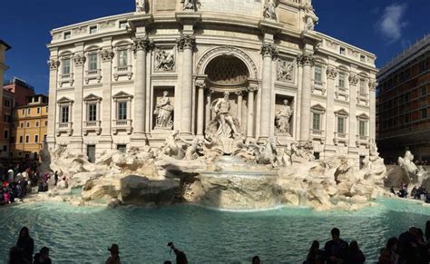 Fontana di Trevi La Fontana di Trevi è la più grande ed una fra le