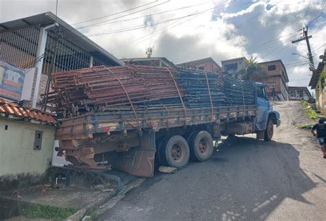 Caminh O Que Carregava Grades De Ferro Desce Ladeira Desgovernado Em